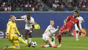 El portero del Leipzig, Peter Gulacsi, izquierda, realiza una atajada frente a Cody Gakpo (derecha) del Liverpool durante el partido de la Liga de Campeones entre el RB Leipzig y el Liverpool en el RB Arena en Leipzig, Alemania, el miércoles 23 de octubre de 2024. (Foto AP/Matthias Schrader)