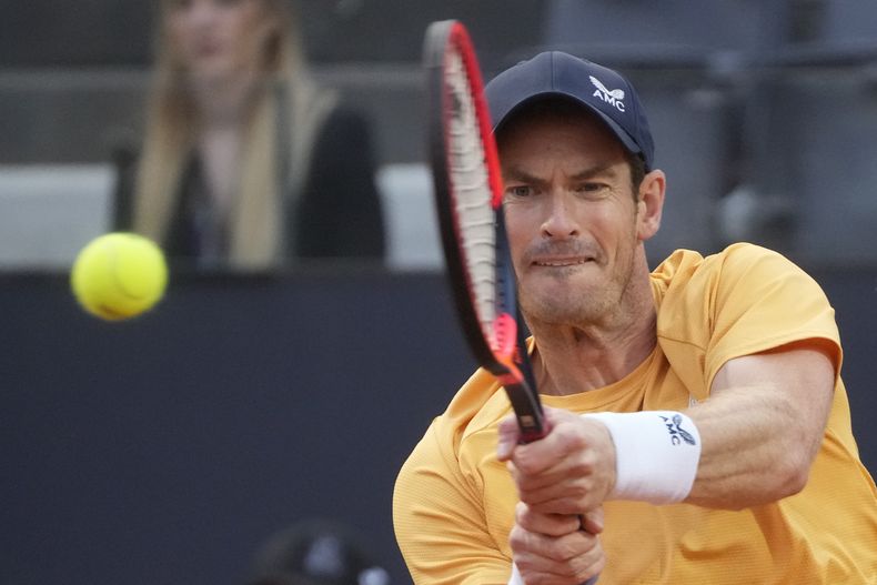 En foto del miércoles 10 de mayo del 2023, Andy Murray devuelve ante Fabio Fognini en el Abierto de Italia en Roma. El domingo 21 de mayo del 2023, Murray se da de baja del Abierto de Francia. (AP Foto/Gregorio Borgia)