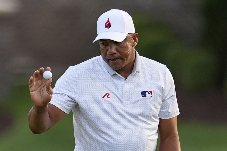 El venezolano Jhonattan Vegas agradece los aplausos tras lograr un putt en el hoyo 7, durante la primera ronda del Campeonato de la PGA, el jueves 15 de mayo de 2025, en Charlotte, Carolina del Norte (AP Foto/George Walker IV)ptq