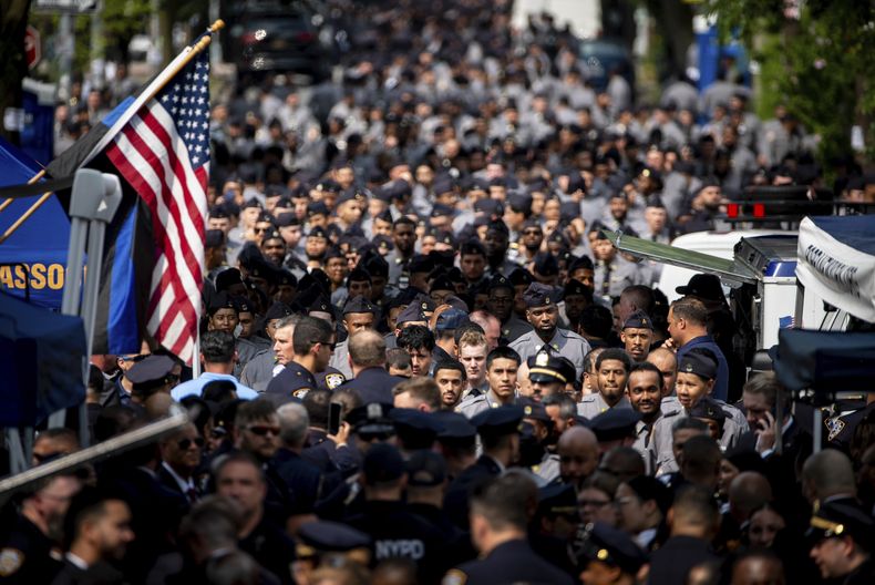 Policías de Nueva York llegan al Bronx para asistir al funeral de Didarul Islam, el agente que murió en un tiroteo en una torre de oficinas del centro de la ciudad, el jueves 31 de julio de 2025, en Nueva York. (AP Foto/Angelina Katsanis)