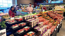 Unas personas acuden al súper en Glenview, Ill., el 4 de julio 2022. (Foto AP/Nam Y. Huh) Unas personas acuden al súper en Glenview, Ill., el 4 de julio 2022. (Foto AP/Nam Y. Huh)