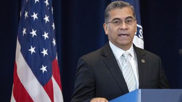 El secretario de Salud y Servicios Humanos, Xavier Becerra, hace declaraciones durante un acto en el que se puso en marcha la Oficina de Seguridad Global de Salud y Diplomacia, perteneciente al Departamento de Estado, en la sede de esta agencia en Washington, el martes 1 de agosto de 2023. (AP Foto/Jacquelyn Martin)