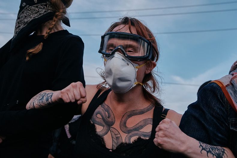 Manifestantes se enfrentan a agentes del ICE fuera del centro de detención Delaney Hall mientras protestan cerca de la entrada, el miércoles 27 de mayo de 2026, en Newark, Nueva Jersey. (AP Foto/Andres Kudacki)