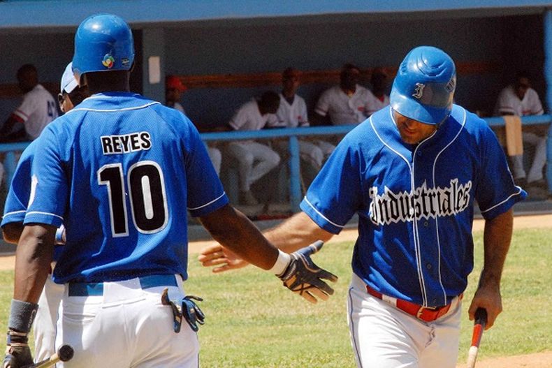 Los atletas se ven obligados a vender su pan y su lata de refresco diariamente para obtener un dinero extra.
