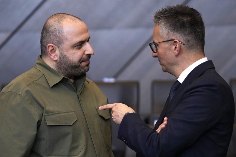 El ministro de Defensa esloveno Marjan Sarec, derecha, dialoga con su homólogo ucraniano Rustem Umerov en el marco de una reunión de la OTAN, en la sede de la agencia en Bruselas, el jueves 13 de junio de 2024. (AP Foto/Virginia Mayo)