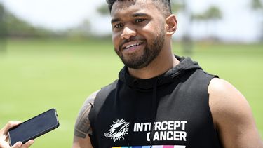 Tua Tagovailoa, quarterback de los Dolphins de Miami, habla con representantes de los medios después del entrenamiento de su equipo de la NFL, en las instalaciones de los Dolphins, el miércoles 7 de junio de 2023, en Miami Gardens, Florida. (AP Foto/Michael Laughlin)