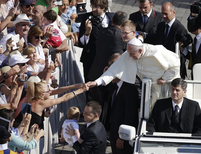 El papa Francisco saluda a una mujer mientras transita por la plaza de San Pedro en El Vaticano el mi&eacute;rcoles 11 de junio de 2014. (Foto de AP/Gregorio Borgia)
