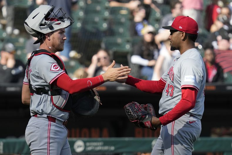 El receptor de los Rojos de Cincinnati, Tyler Stephenson, a la izquierda, celebra con el lanzador relevista Alexis Díaz, a la derecha, después de que derrotaron a los Medias Blancas de Chicago en el juego de béisbol en Chicago, el domingo 14 de abril de 2024. (AP Foto/Nam Y. Huh)
