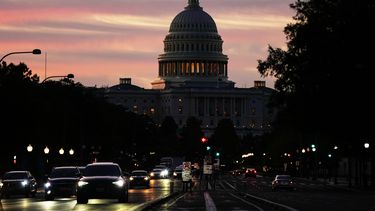 Vista del Capitolio de EEUU al amanecer mientras los autos circulan por la avenida Pensilvania, el 1 de octubre de 2025, en Washington. (AP Foto/Julia Demaree Nikhinson)