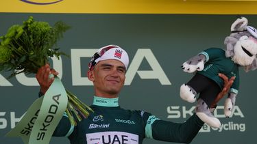 El mexicano Isaac Del Toro celebra tras ganar la segunda etapa del Tour de Francia entre Tarragone y Barcelona, España el domingo 5 de julio del 2026. (AP Foto/Thibault Camus)