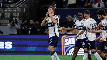 El jugador de los Whitecaps de Vancouver, Thomas Müller (13), celebra tras anotar un gol contra el D.C. United durante la segunda mitad de un partido de fútbol de la MLS, en Vancouver, Columbia Británica, el 26 de septiembre de 2026. (Jacob Mallari/The Canadian Press vía AP)