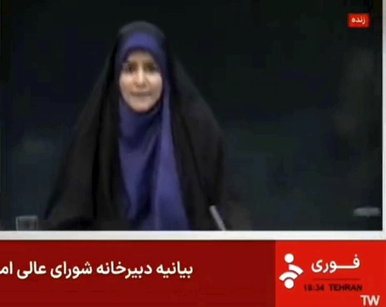 Este fotograma extraído de un video difundido por la televisión estatal iraní muestra a la presentadora Sahar Emami en medio de una explosión provocada por un ataque israelí durante una transmisión en directo, el 16 de junio de 2025, en Teherán, Irán. (Televisión estatal iraní, IRINN vía AP)