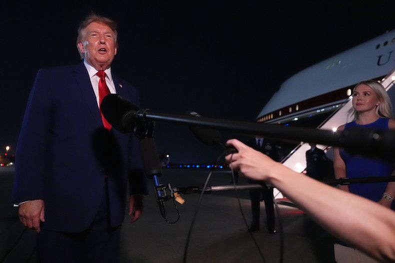 El presidente Donald Trump habla con reporteros después de llegar a bordo del Air Force One, el 11 de agosto de 2026, en la Base Conjunta Andrews, en Maryland. (AP Foto/Mark Schiefelbein)