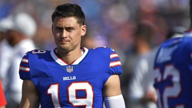 ARCHIVO - Matt Araiza, pateador de despeje de los Bills de Buffalo, camina junto al terreno durante un partido ante los Colts de Indianápolis,e l 13 de agosto de 2022 (AP Foto/Adrian Kraus, archivo)