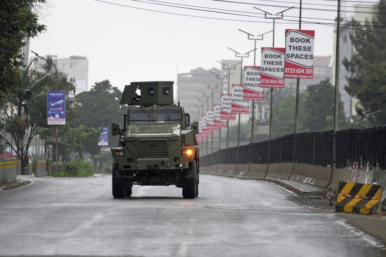 Un vehículo policial armado en un camino, antes de las manifestaciones para conmemorar las históricas protestas de Saba Saba (palabra en swahili que significa siete siete) de 1990 a favor de las reformas democráticas, en el barrio de Kangemi en Nairobi, Kenia, el lunes 7 de julio de 2025. (AP Foto/Brian Inganga)