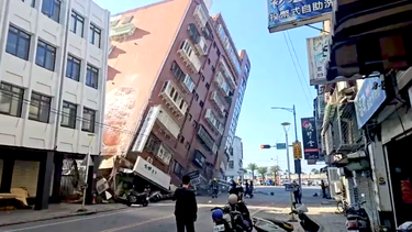 video: sismo de magnitud 7,4 sacude isla de taiwan; provoca derrumbe de edificios y tsunami
