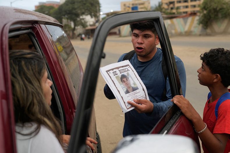 Pedro Gómez pregunta a la gente por su primo, Andrés Molina, quien se encuentra desaparecido desde los terremotos, en La Guaira, Venezuela, el sábado 22 de agosto de 2026. (AP Foto/Ariana Cubillos)