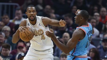 Con tiro de Mobley al final, Cavaliers superan a Suns
