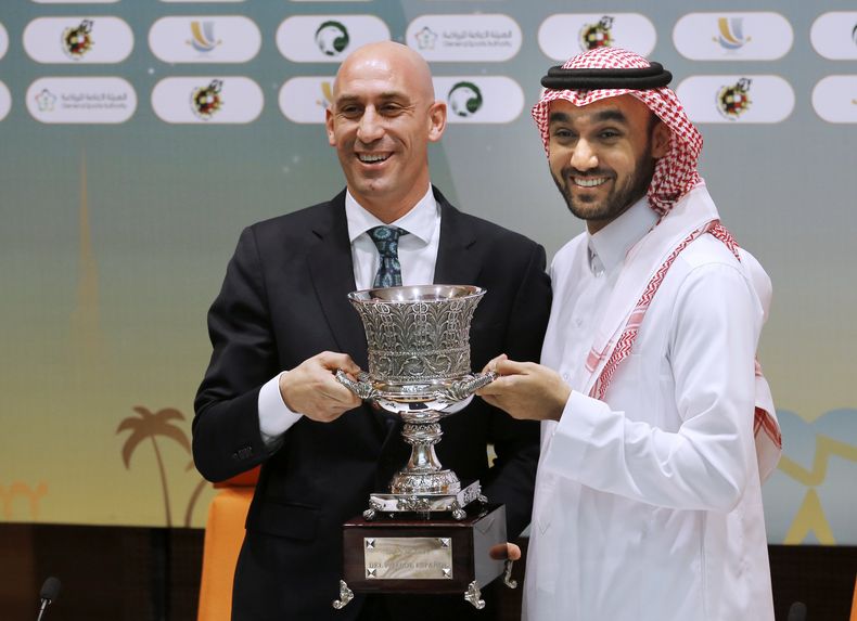 En esta imagen de archivo, el entonces presidente de la Federación Española de Fútbol, Luis Rubiales (izquierda), y el presidente de la Autoridad General del Deporte de Arabia Saudí, el príncipe Abdulaziz bin Turki Al-Faisal, posan con el trofeo de la Supercopa de España durante una conferencia de prensa en Yedda, Arabia Saudí, el 18 de diciembre de 2019. (AP Foto/Amr Nabil, archivo)