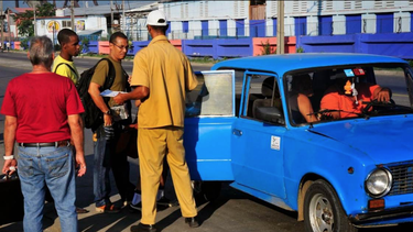 sancionan a mas de 30 choferes y directivos estatales por no recoger pasajeros en las calles de la habana