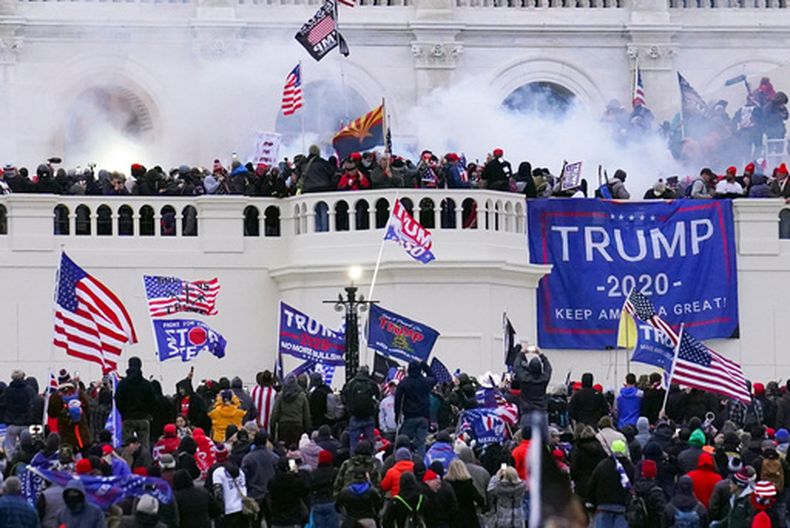 ARCHIVO - Manifestantes irrumpen en la fachada oeste del Capitolio de Estados Unidos, el 6 de enero de 2021, en Washington. (AP Foto/John Minchillo, archivo)