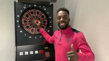 Iñaki Williams, alero del Athletic Bilbao, posa para una foto durante una entrevista con la AP en Barcelona, el viernes 29 de diciembre de 2023 (AP Foto/Germán Martínez)