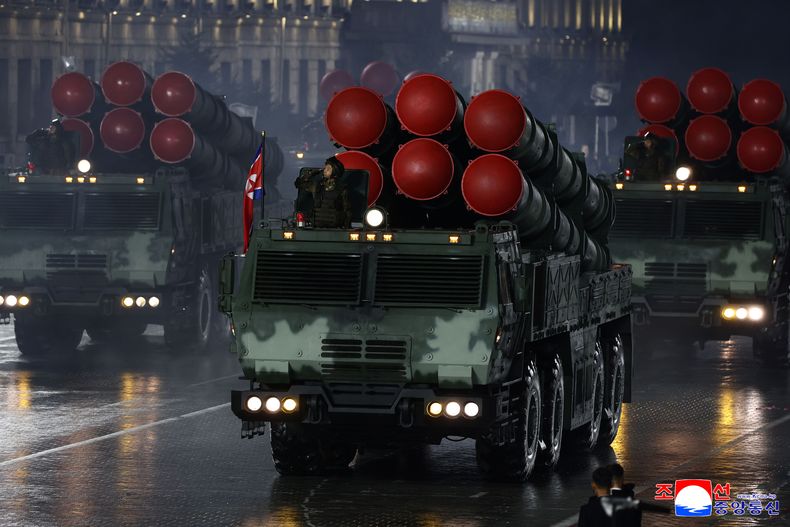 En esta fotografía proporcionada por el gobierno norcoreano pueden apreciarse vehículos armados en el desfile militar conmemorativo del 80º aniversario de la fundación del gobernante Partido de los Trabajadores, el viernes 10 de octubre de 2025, en Pyongyang, Corea del Norte. (Agencia Central de Noticias de Corea/Servicio de Noticias de Corea vía AP)