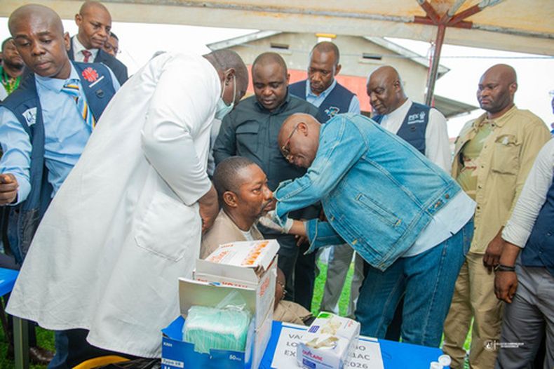El ministro de Salud de la República Democrática del Congo, Roger Kamba, administra una vacuna contra el ébola a un trabajador sanitario, el jueves 27 de agosto de 2026, en Kisangani, República Democrática del Congo. (AP Foto/Samy Kamanga)