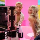 En esta imagen proporcionada por Warner Bros. Pictures, los actores Ryan Gosling, izquierda, Margot Robbie, centro, y la directora Greta Gerwig en el plató de Barbie. (Jaap Buitendijk/Warner Bros. Pictures vía AP)