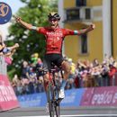 Carapaz mantiene cima e  el Giro, Buitrago gana la 17ma