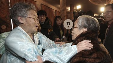 americateve | La surcoreana Kim Sung-yoon, de 96 a&ntilde;os, a la derecha, se re&uacute;ne con su hermana norcoreana Kim Seok Ryu, de 80, durante una reuni&oacute;n de familias separadas que se efectu&oacute; en el lugar tur&iacute;stico de la monta&ntilde;a Diamante