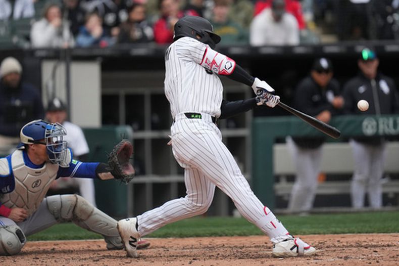 El japonés Munetaka Murakami (5) conecta un jonrón de dos carreras durante la sexta entrada de un juego de béisbol contra los Azulejos de Toronto, el sábado 4 de abril de 2026, en Chicago. (Foto AP/Erin Hooley)