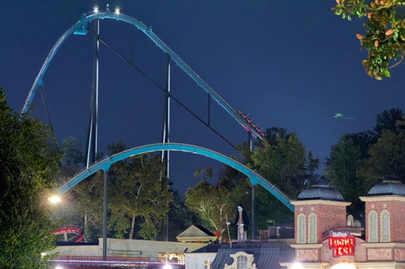 Una montaña rusa de Six Flags en Georgia, el lunes 12 de octubre de 2026, en Austell, Georgia. (AP Foto/Emilie Megnien)