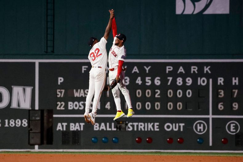 Andruw Monasterio (32) y Ceddanne Rafaela, de los Medias Rojas de Boston, celebran después de superar a los Nacionales de Washington en el juego de béisbol de Grandes Ligas, el lunes 29 de junio de 2026, en Boston. (AP Foto/Mary Schwalm)