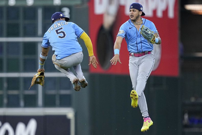 Wander Franco (5), de los Rays de Tampa Bay, y José Siri celebran después del juego de béisbol en contra de los Astros de Houston, el domingo 30 de julio de 2023, en Houston. (AP Foto/Kevin M. Cox)