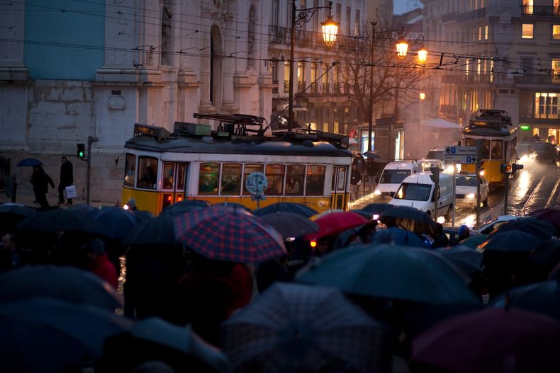 Un tranv&iacute;a pasa junto a personal retirado de las fuerzas armadas reunido para protestar en Lisboa el jueves 13  de febrero de 2014. Organizaciones de militares convocaron a la protesta contra las medidas de austeridad decretadas por el gobierno por