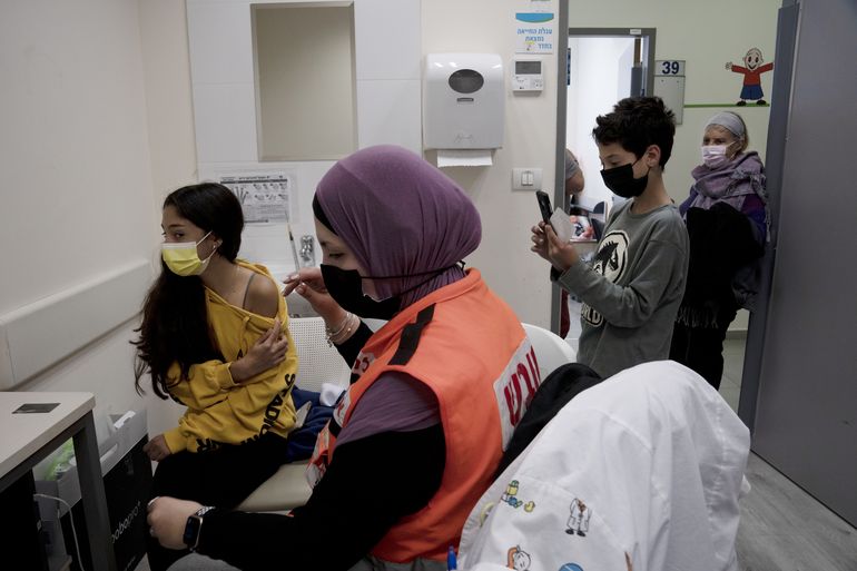 Estudio israelí: 4ta vacuna tiene poco efecto contra ómicron