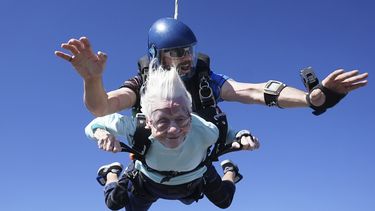 En esta imagen de archivo, proporcionada por Daniel Wilsey, se muestra a Dorothy Hoffner, de 104 años, durante un salto en paracaídas en tandem con Derek Baxter que la convirtió en la persona más mayor del mundo en hacerlo, el 1 de octubre de 2023, en Skydive Chicago, en Ottawa, Illinois. (Daniel Wilsey vía AP, archivo)