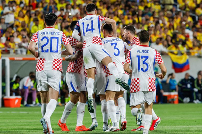 Los jugadores de la selección de Croatia celebran tras marcar ante Colombia en un partido amistoso efectuado el jueves 26 de marzo de 2026 en Orlando, Florida (AP Foto/Kevin Kolczynski)