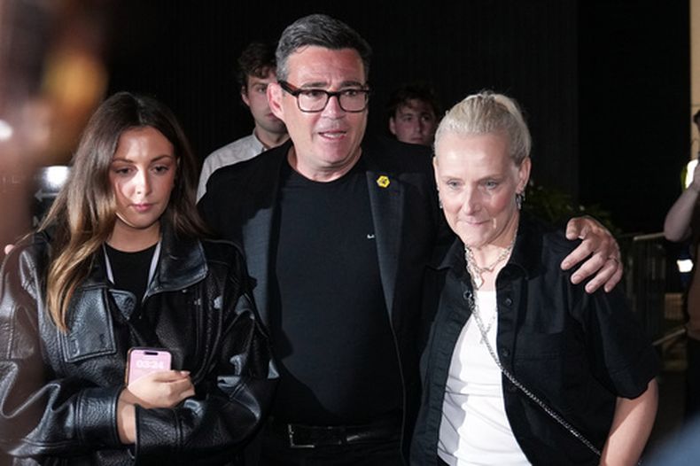 Andy Burnham, del Partido Laborista británica, con su esposa, Marie-France Van Heel, y su hija Rosie tras ganar la elección especial en Makerfield, que allana el camino para que desafíe el poder del primer ministro, Keir Starmer, en Wigan, Inglaterra, el 19 de junio de 2026. (AP Foto/Jon Super)