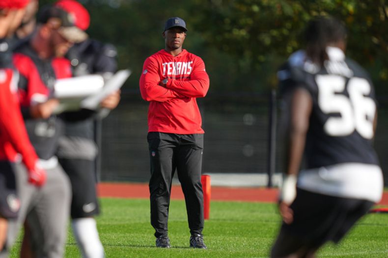DeMeco Ryans, entrenador en jefe de los Texans de Houston, observa la práctica del equipo de la NFL en Harrow, un suburbio de Londres, el viernes 16 de octubre de 2026. (AP Foto/Kirsty Wigglesworth)