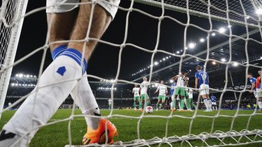 Los jugadores de Newcastle festejan tras anotar el cuarto gol ante el Everton en un partido de la Liga Premier inglesa, el jueves 27 de abril de 2023 (AP Foto/Jon Super)