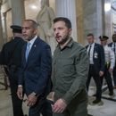 El presidente ucraniano Volodymyr Zelenskyy es recibido por el líder del bloque demócrata en la Cámara de Representantes, Hakeem Jeffries, el jueves 21 de septiembre de 2023. (AP Foto/J. Scott Applewhite)