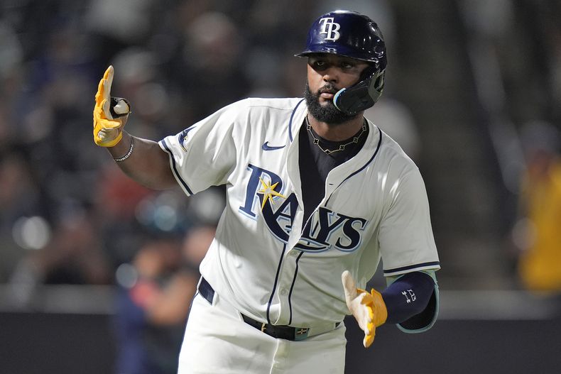 El dominicano Junior Caminero, de los Rays de Tampa Bay, festeja su cuadrangular ante los Marineros de Seattle, el martes 2 de septiembre de 2025 (AP Foto/Chris OMeara)
