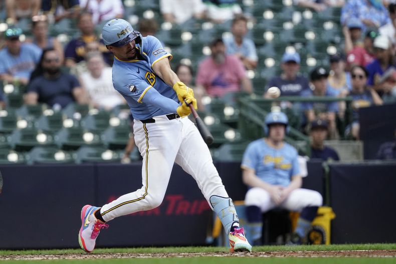 Willy Adames, de los Cerveceros de Milwaukee, batea cuadrangular de dos carreras durante la octava entrada del juego de béisbol en contra de los Nacionales de Washington, el domingo 14 de julio de 2024, en Milwaukee. (AP Foto/Aaron Gash)