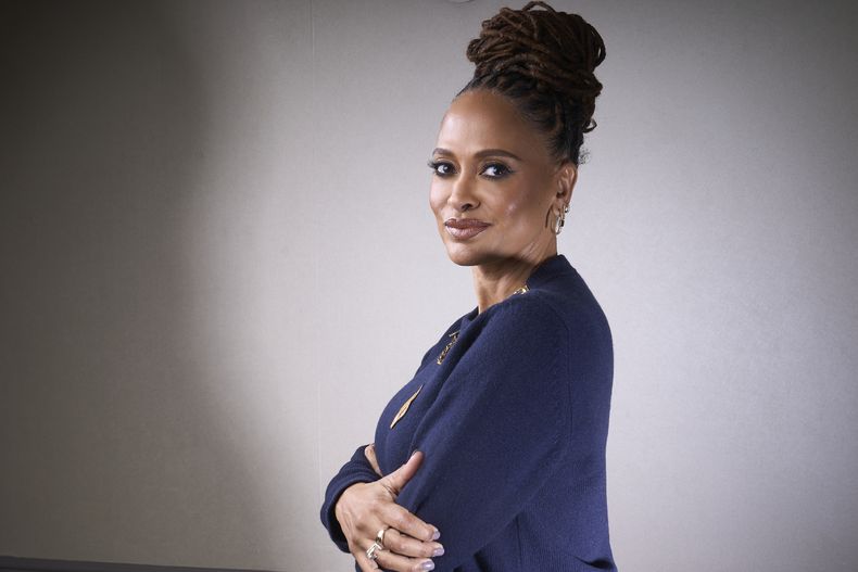 La directora Ava DuVernay posa para un retrato para promover la película Origin el martes 5 de diciembre de 2023, en Beverly Hills, California. (Foto AP/Damian Dovarganes)