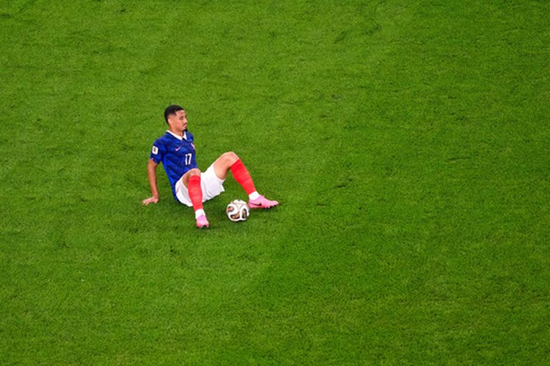 William Saliba, de la selección de Francia, se sienta en la cancha tras lesionarse durante la semifinal mundialista ante España, el martes 14 de julio de 2026 en Arlington, Texas (AP Foto/David J. Phillip)