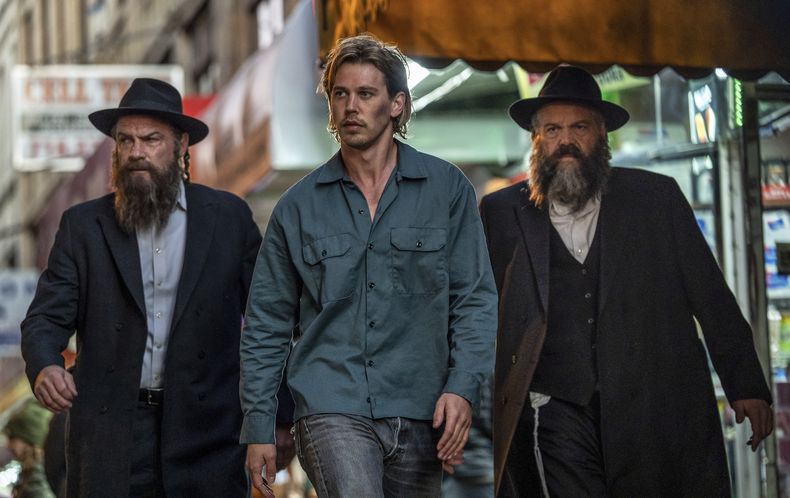 Esta imagen publicada por Sony Pictures Entertainment muestra a Liev Schreiber, de izquierda a derecha, Austin Butler y Vincent DOnofrio en una escena de Caught Stealing. (Niko Tavernise/Sony Pictures Entertainment via AP)