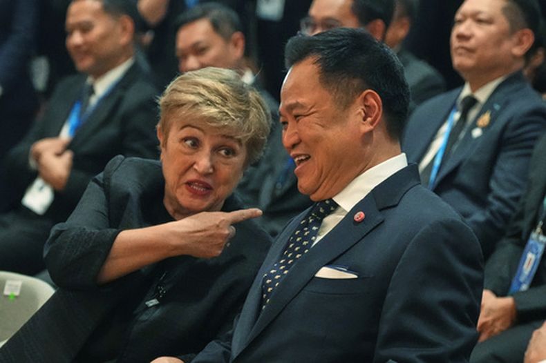 La directora gerente del FMI, Kristalina Georgieva, a la izquierda, conversa con el primer ministro de Tailandia, Anutin Charnvirakul, en la ceremonia de inauguración del Pabellón de Tailandia durante las reuniones anuales del FMI y del Grupo del Banco Mundial en Bangkok, el lunes 12 de octubre de 2026. (AP Foto/Sakchai Lalit)