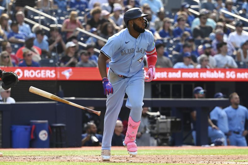 El dominicano de los Azulejos de Toronto, Vladimir GUerrero Jr. observa su sencillo conectado ante los Angelinoso de Los Ángeles durante la octava entrada del juego en Toronto, el domingo 25 de agosto de 2024. (Jon Blacker/The Canadian Press via AP)